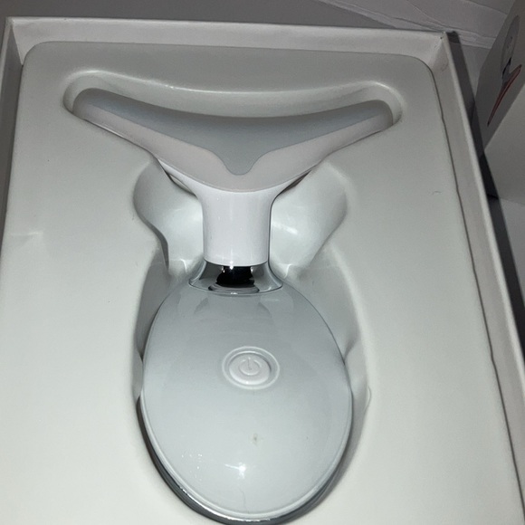 7 Color Beauty Device for Face & Neck - Picture 3 of 3